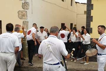 Una diana floreada prepara a Lomo Magullo para la Traída del Agua (Foto Francisco Javier Santana y José Florido)